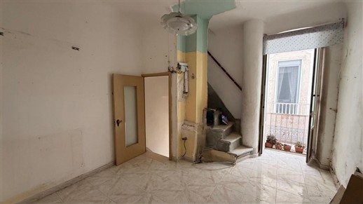 Casa Indipendente Su 3 Livelli Oltre Locale Al Piano Terra e Cantina.